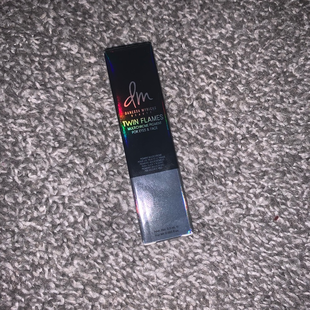 Dm BeautyTwin flames liquid shadow